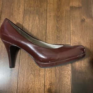 Stylish heels in reddish maroon